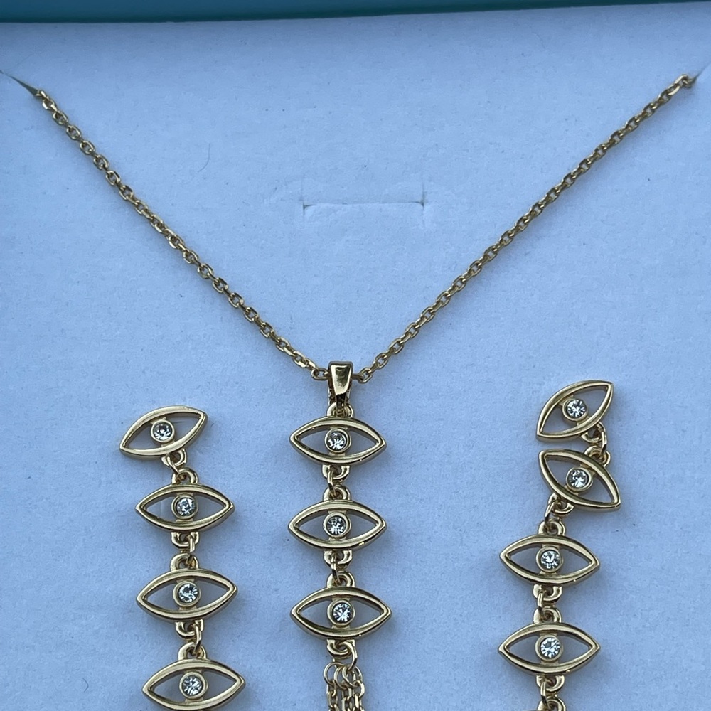 Juego dorado y piedras